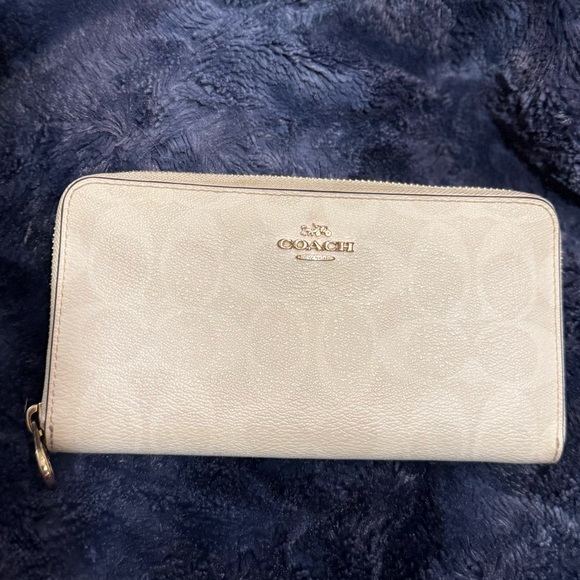 NWOT Coach Long Zip Around Wallet In Signature Canvas Gold/Light Khaki Chalk - Picture 2 of 13